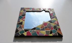 miroir carré en mosaïque multicolore
